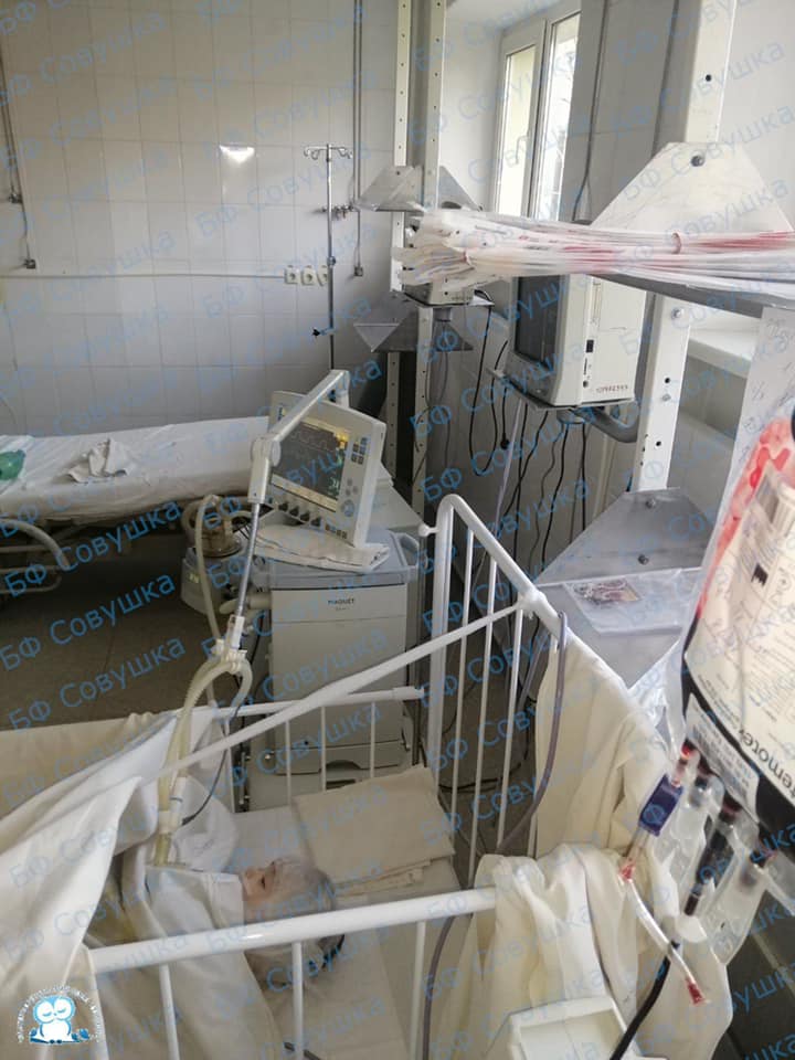 Малышка находтся в тяжелом состоянии / фото: fb БФ "Совушка"