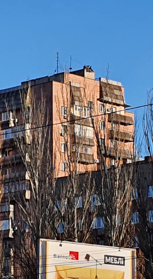 Подростки сели на краю дома / фото: fb Владислав Слободяник