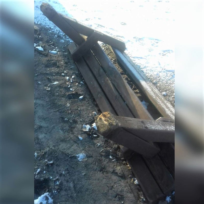 Вырвали лавки / фото: fb Департамент парків та рекреації Дніпровської міської ради