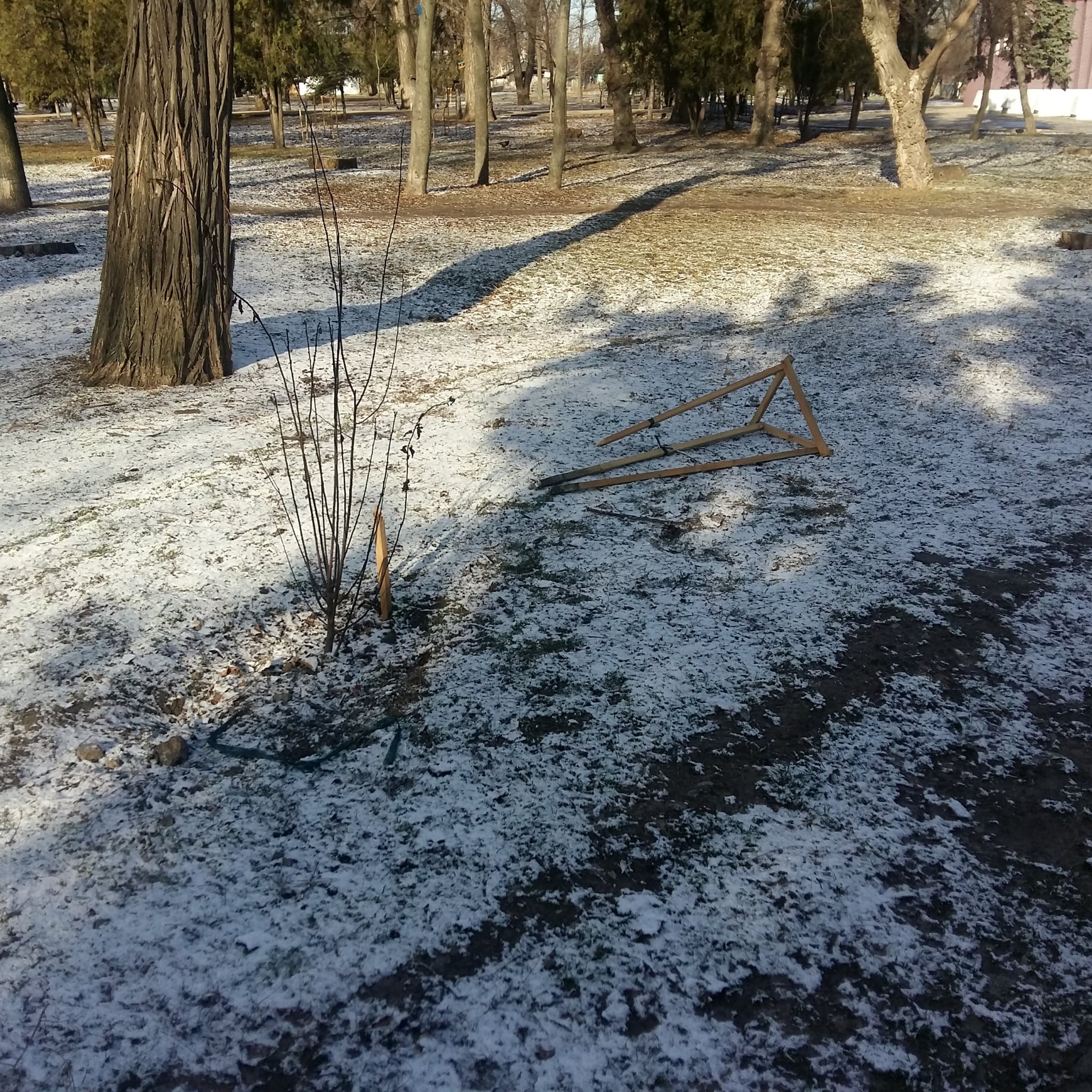 Поломали основы для молодых деревьев / фото: fb Департамент парків та рекреації Дніпровської міської ради