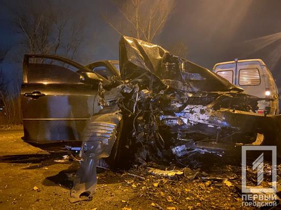 Покореженное авто / фото: one.kr.ua