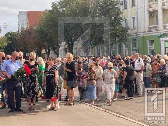 Люди выстраиваются в очереди - фото: one.kr.ua