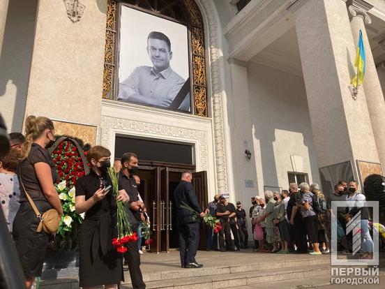 Горожане почтили память мэра - фото: one.kr.ua