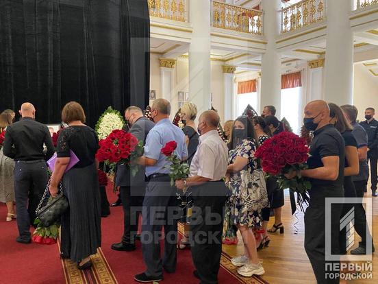 Люди кладут цветы - фото: one.kr.ua