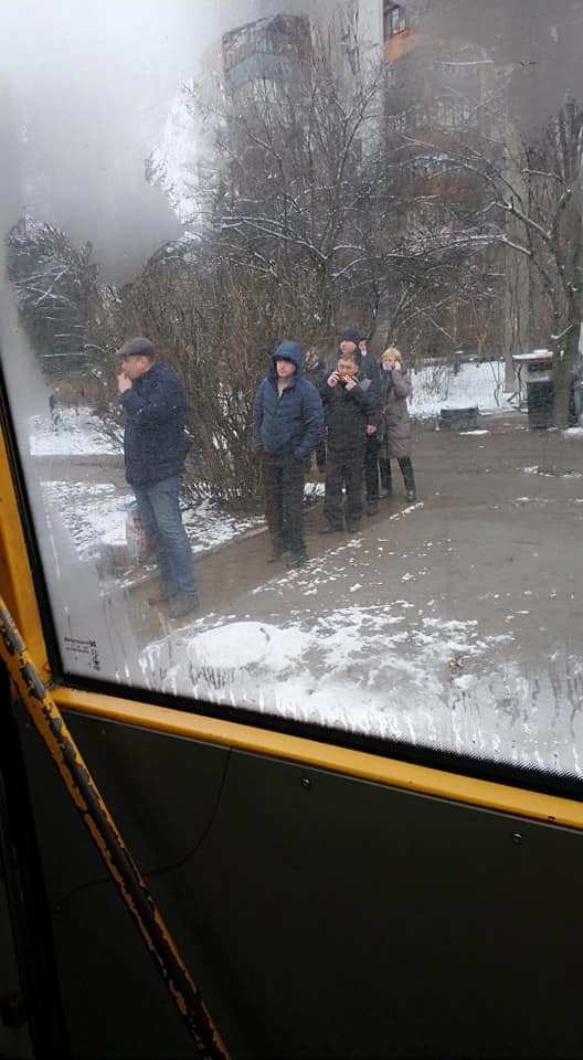 Люди остались на холоде ждать автобус  - фото: fb Юрий Калиниченко