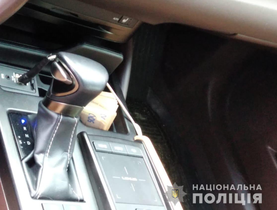 Мужчину задержали во время получения денег - фото: ГУ НП