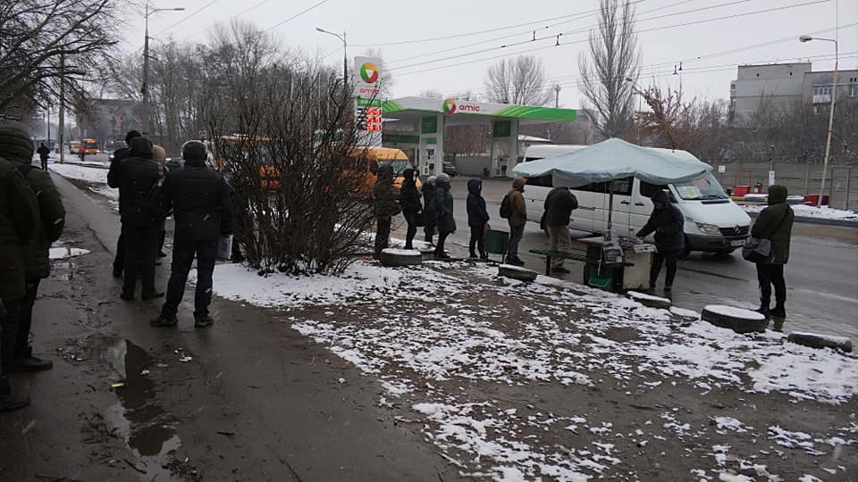 Очередь на конечной 107-го маршрута - фото: fb Юрий Калиниченко