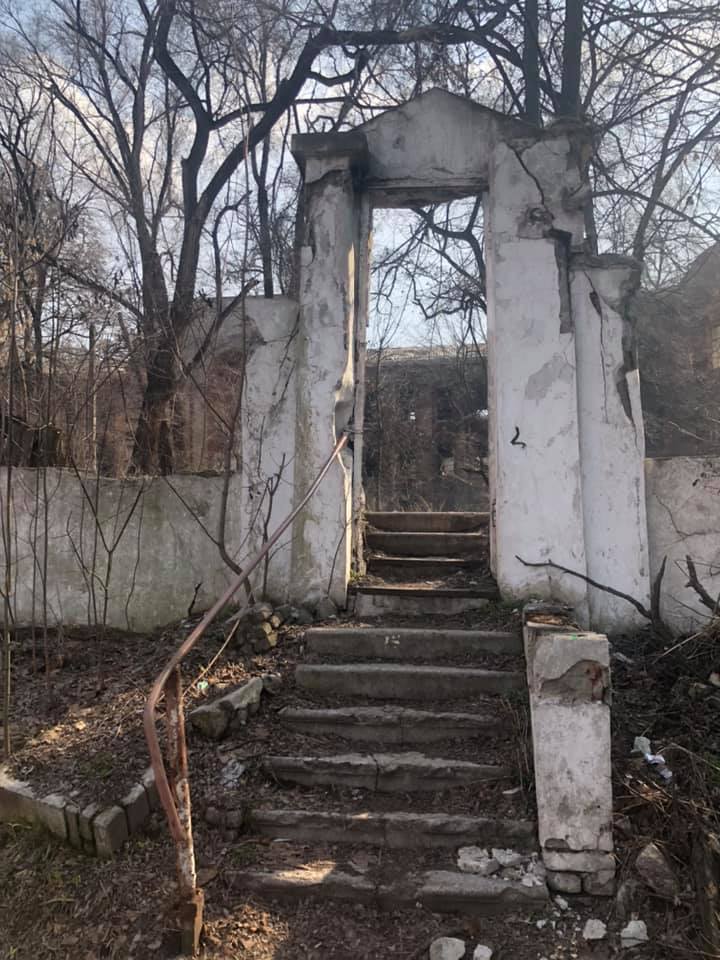 Территория тоже выглядит заброшенной - фото: fb Inna Spyrydonenkova