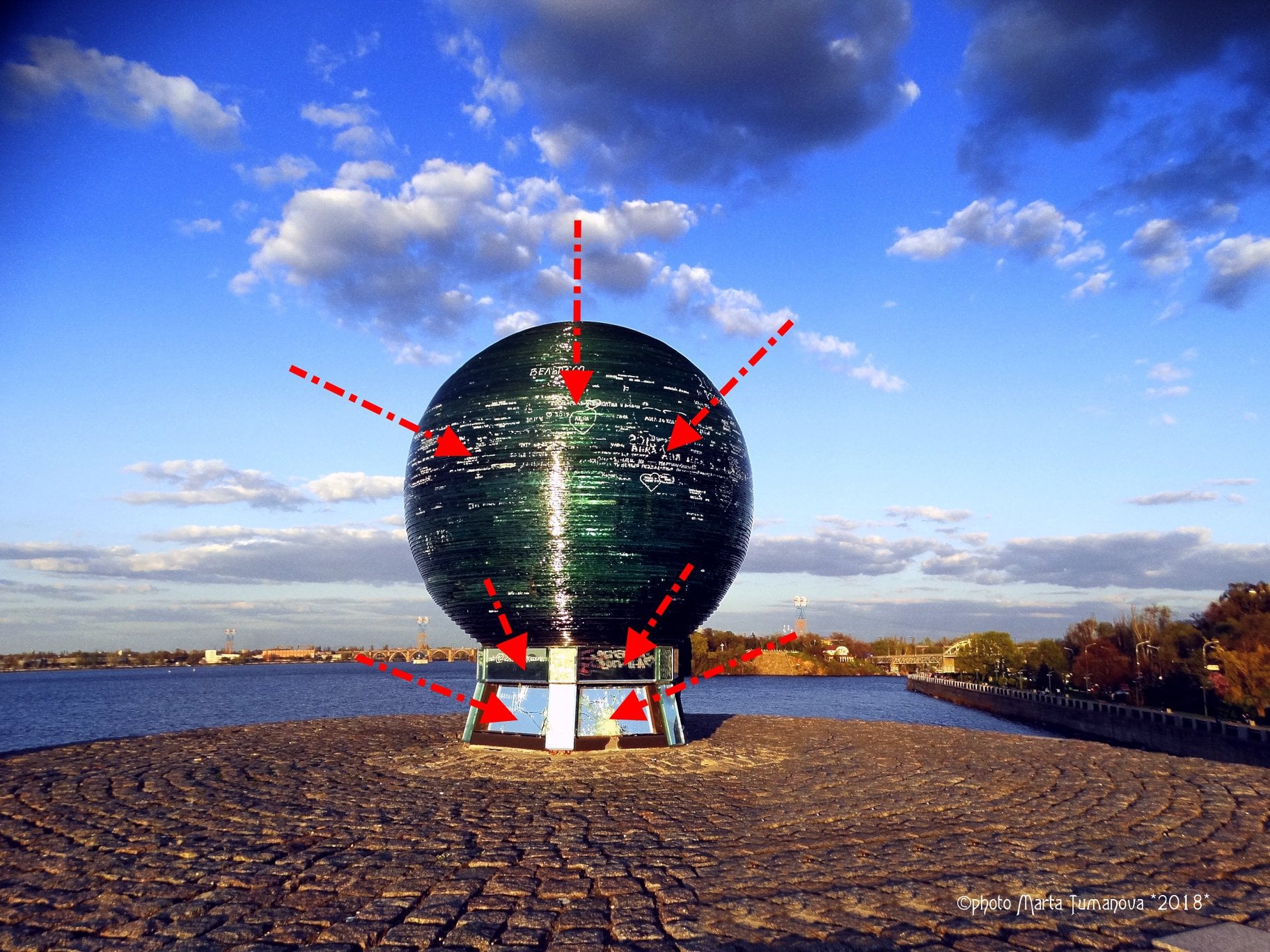 Шар пострадал от рук вандалов - фото: fb Marta Tumanova