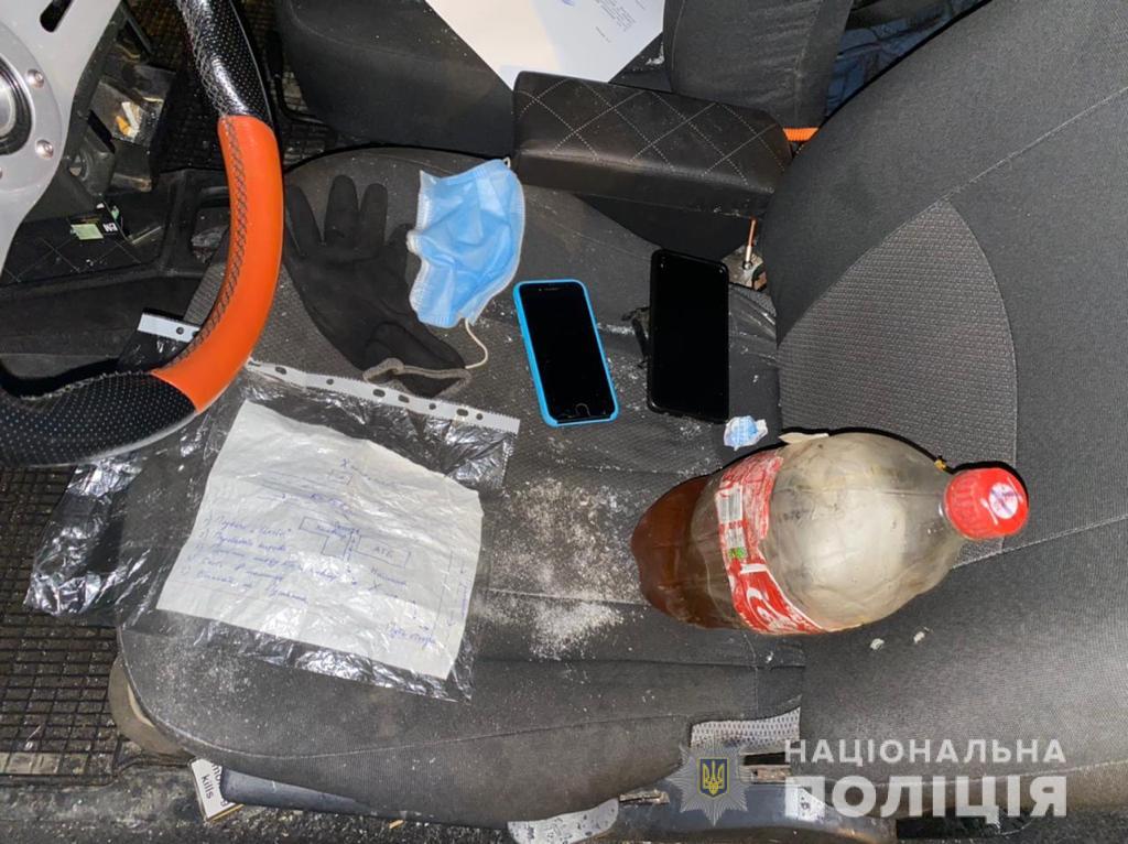 Пластиковую бутылку с каким-то веществом  - фото: ГУ НП