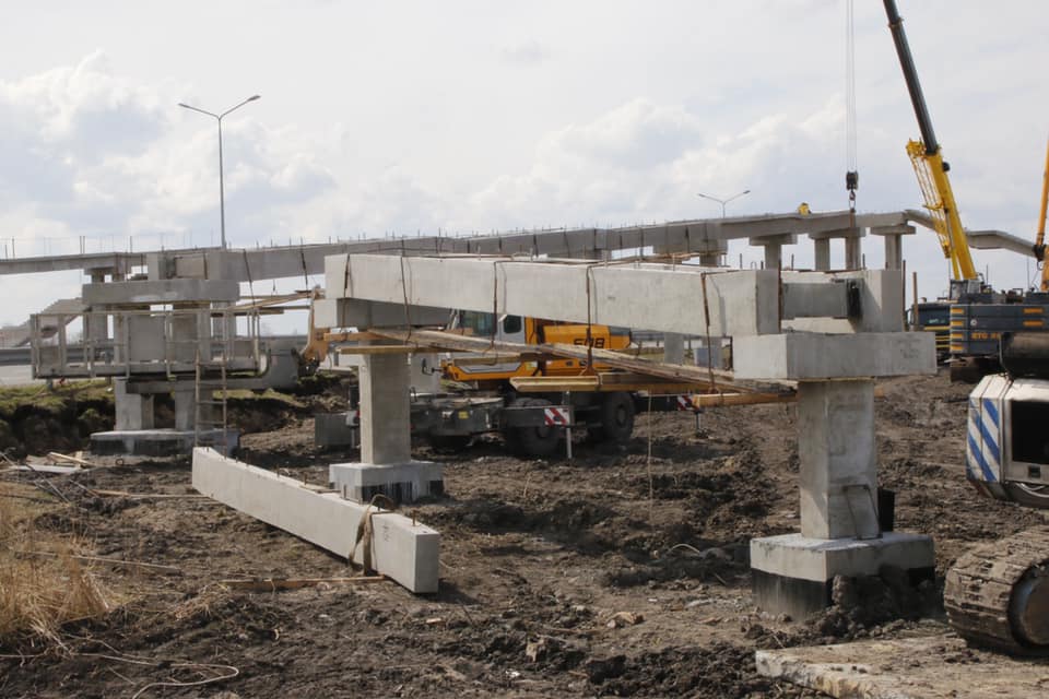 Возводят пешеходный мост - фото: fb Микола Лукашук