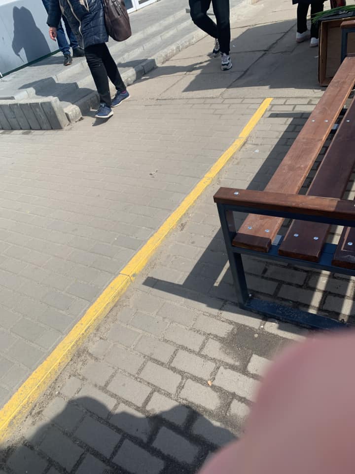 На Левобережном-3 поставили лавки на тротуаре - фото: fb Ольга Бутенко