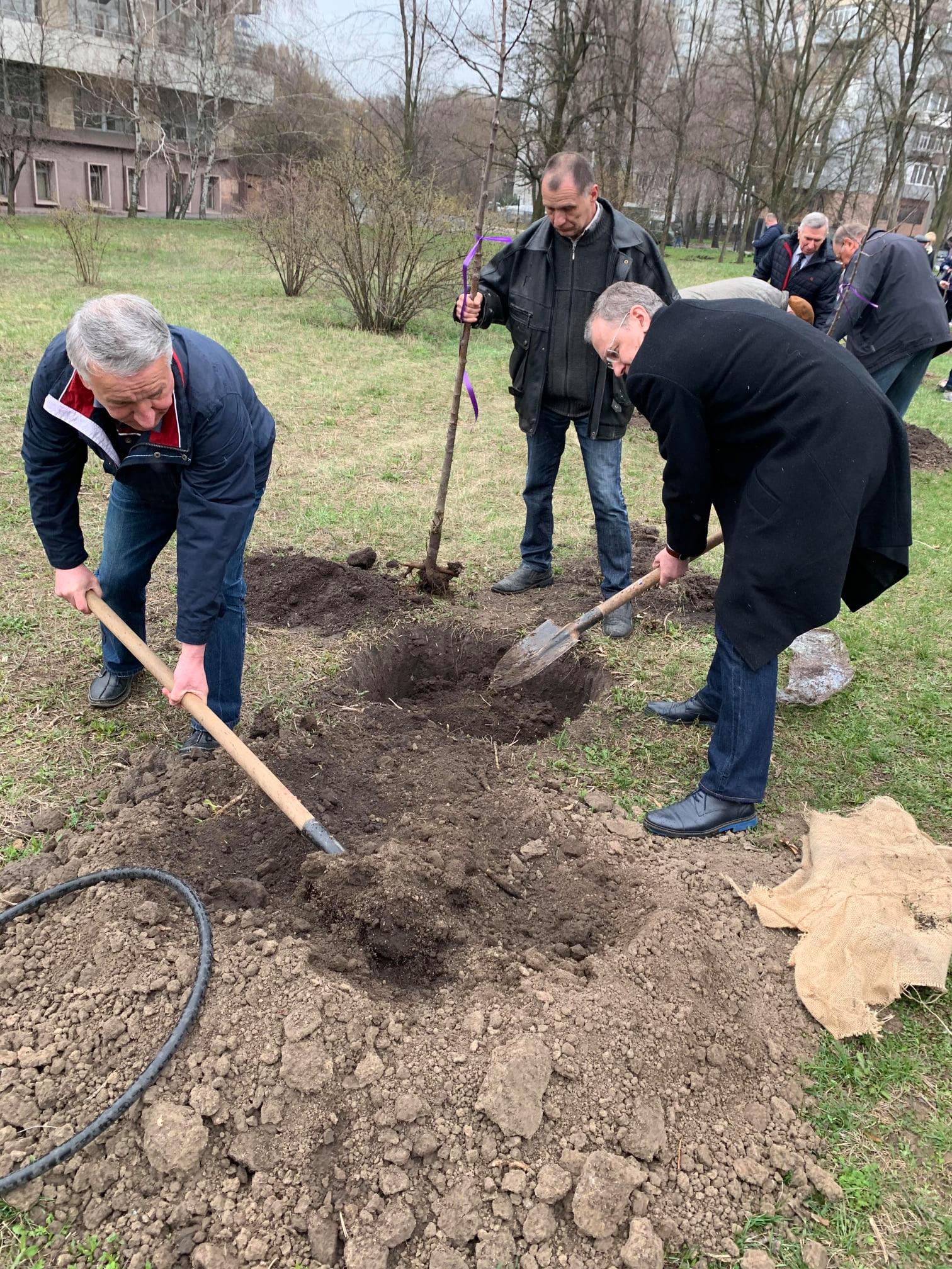 В Днепре появилась аллея в честь Николая Полякова - фото: fb Sergiy Okovytyy