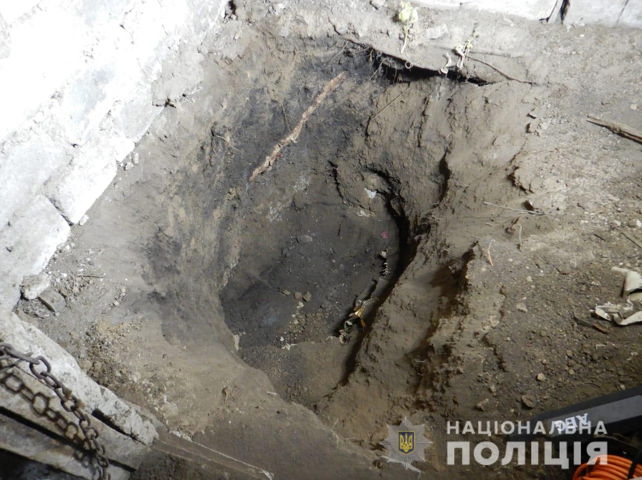 Хлопець сховав тіло у яму - || фото: dp.npu.gov.ua