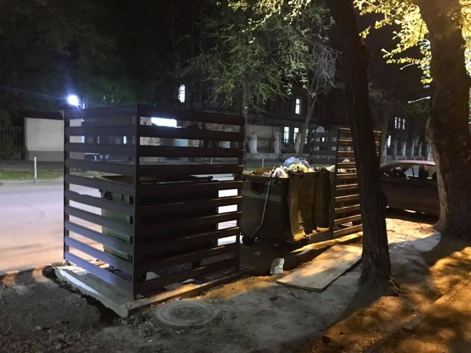 В Днепре установили ограждение для мусорных баков - фото: fb Руслан Ширинов