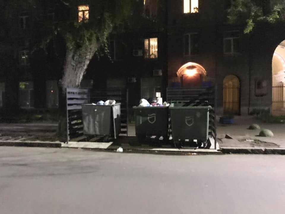 Контейнеры оградили - фото: fb Руслан Ширинов