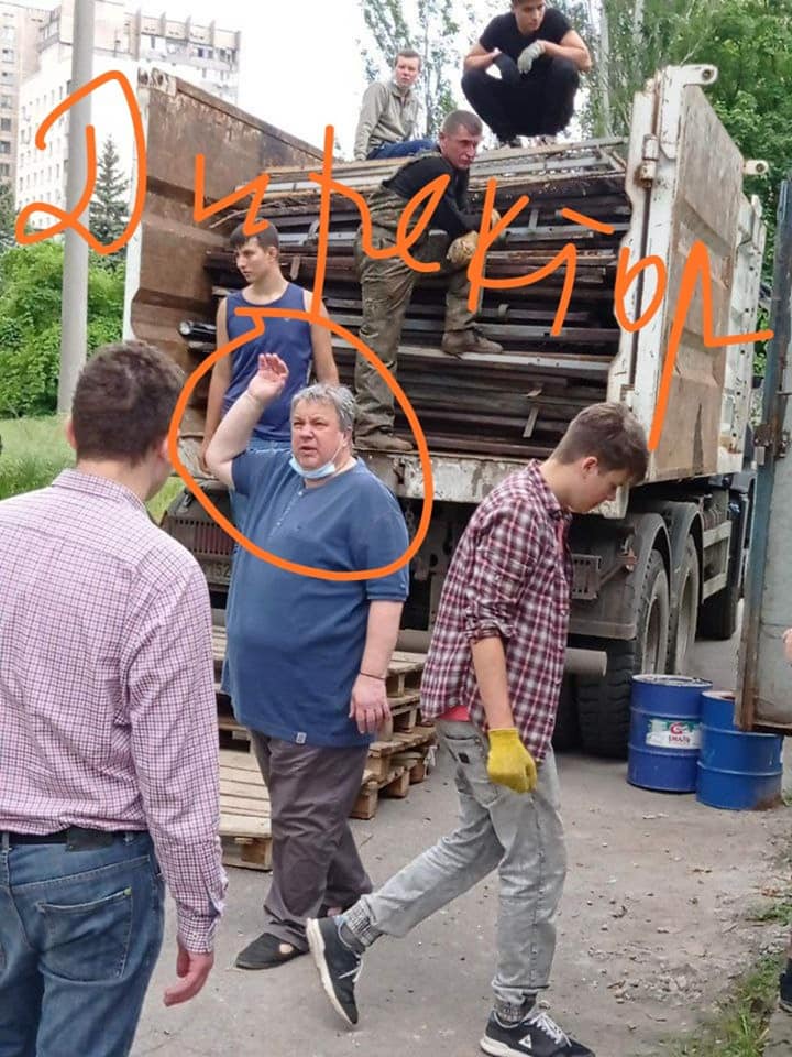 В Днепре школьники грузили металлолом - фото: fb Влад Малько