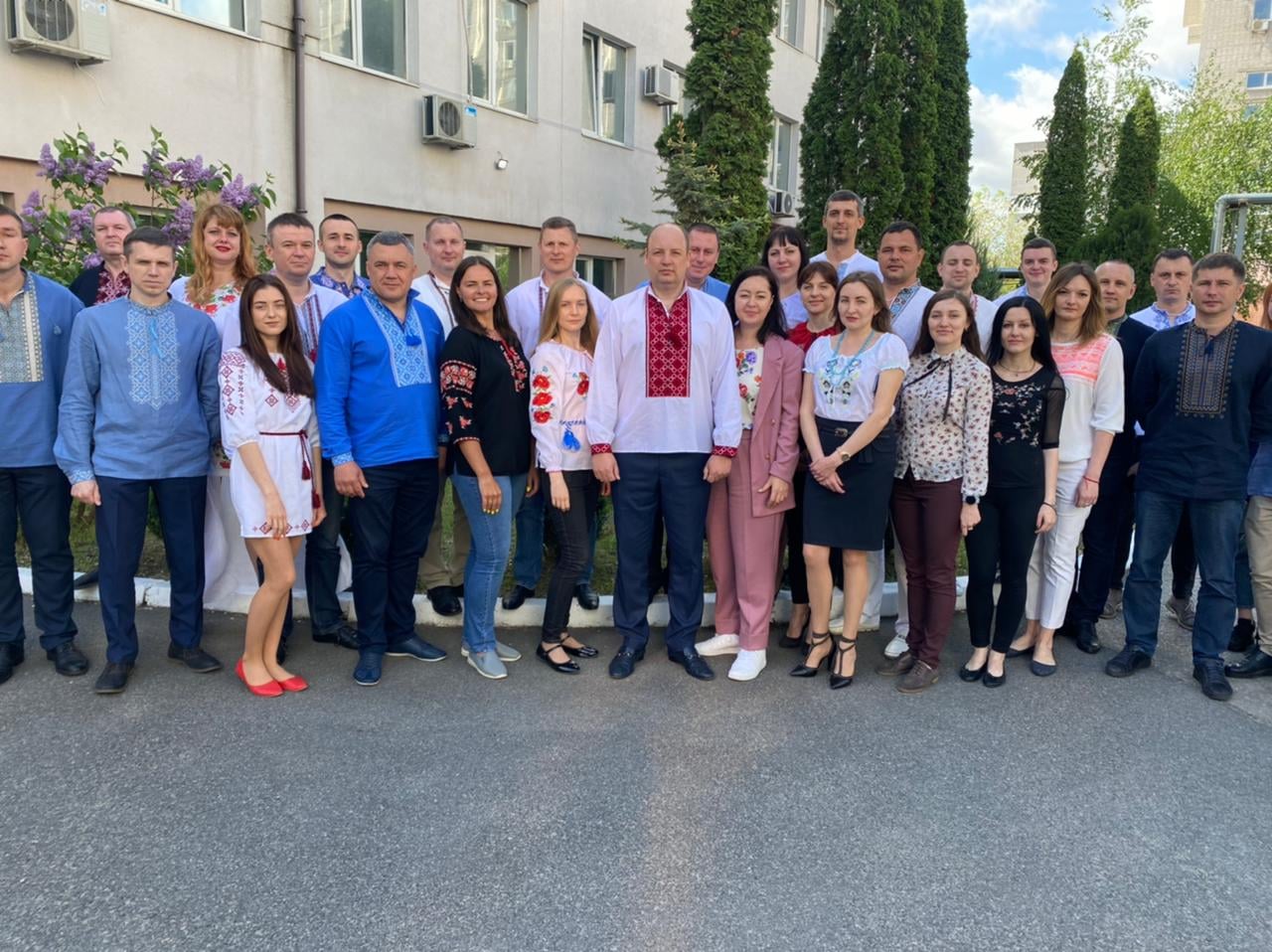 Сотрудники ГФС в вышиванках - фото: ГФС в Днепропетровской области