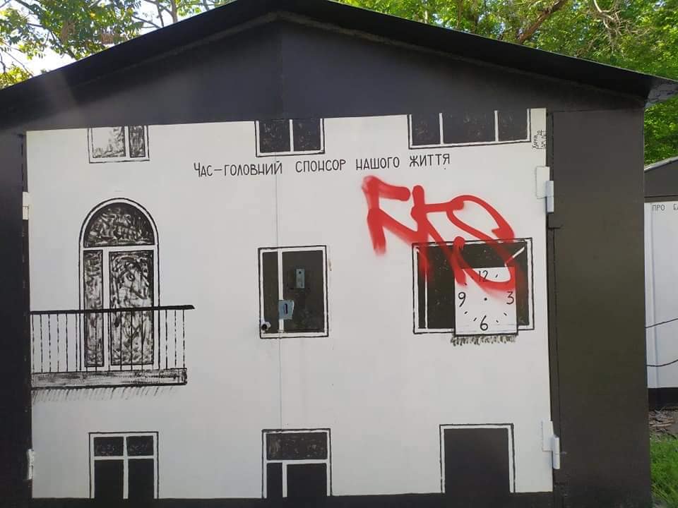 Вандалы разрисовали их яркой краской - фото: fb Дніпро культурний