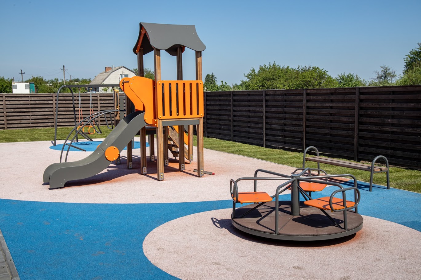 Во дворе есть площадка - фото: adm.dp.gov.ua