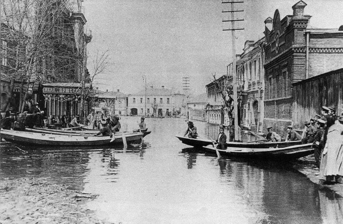 Передвигались по городу на лодках - фото: fb Леся Логашова