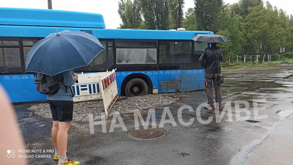Провалился автобус - фото: fb НА МАССИВЕ: Калиновский (Клочко)