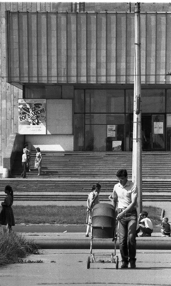 У входа в кинотеатр - фото: fb Елена Присягина