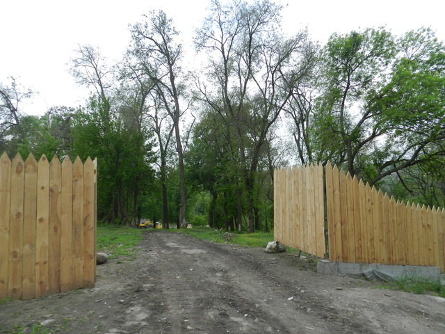 Территорию парка оградили забором - фото: gorod.dp.ua