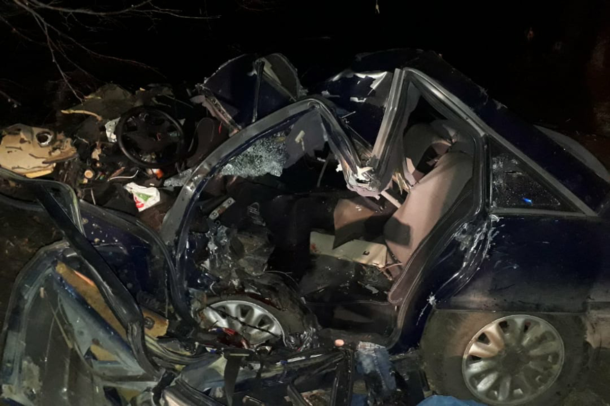 В результате ДТП машину сильно смяло / фото: ГСЧС