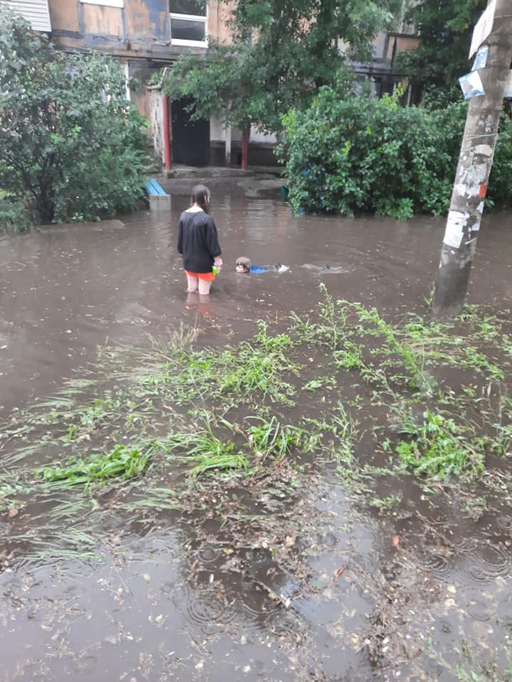 Заплыв посреди улицы - фото: fb Dmitry Gavrish