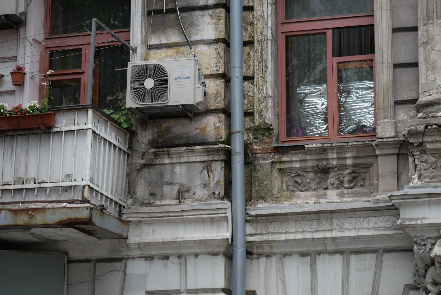 Кондиционеры тоже портят внешний вид - фото: fb Управління з питань охорони культурної спадщини 
