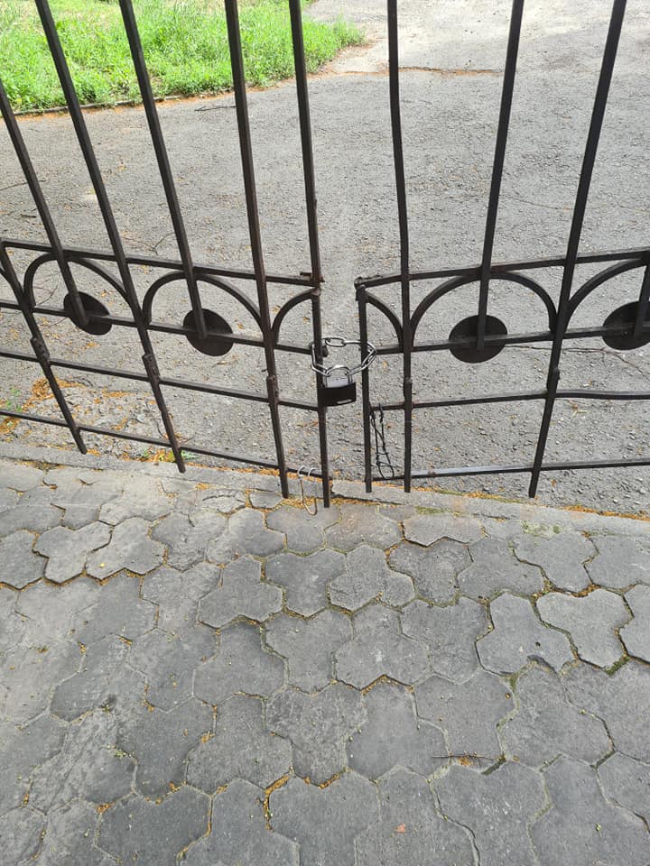 Замки появились и на воротах - фото: fb Антон Чернета