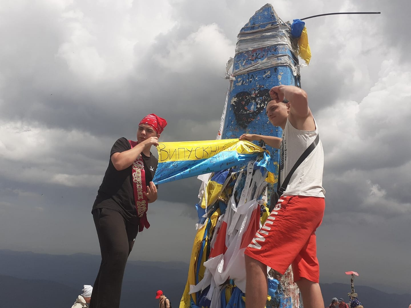 Выпускники оставили на горе флаг - фото: fb Степанчук Наталья