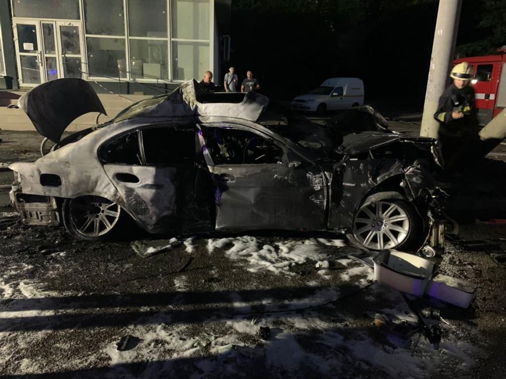 БМВ полностью сгорел - фото: ГУ НП