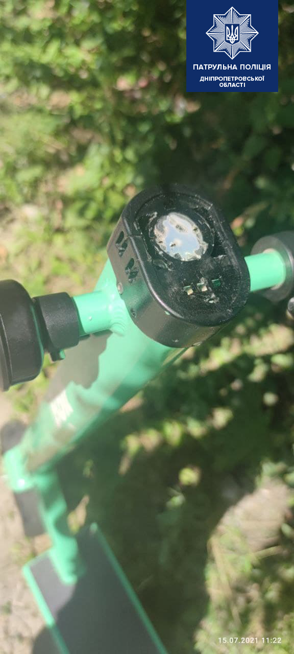 В Днепре поломали новый самокат - фото: патрульная полиция