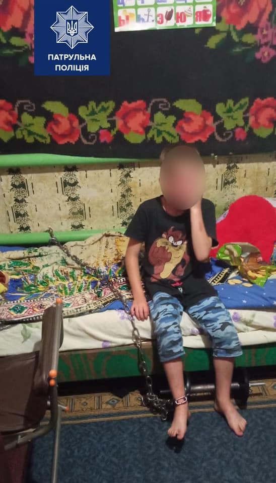 Ребенка приковали к батарее - фото: fb Олексій Білошицький