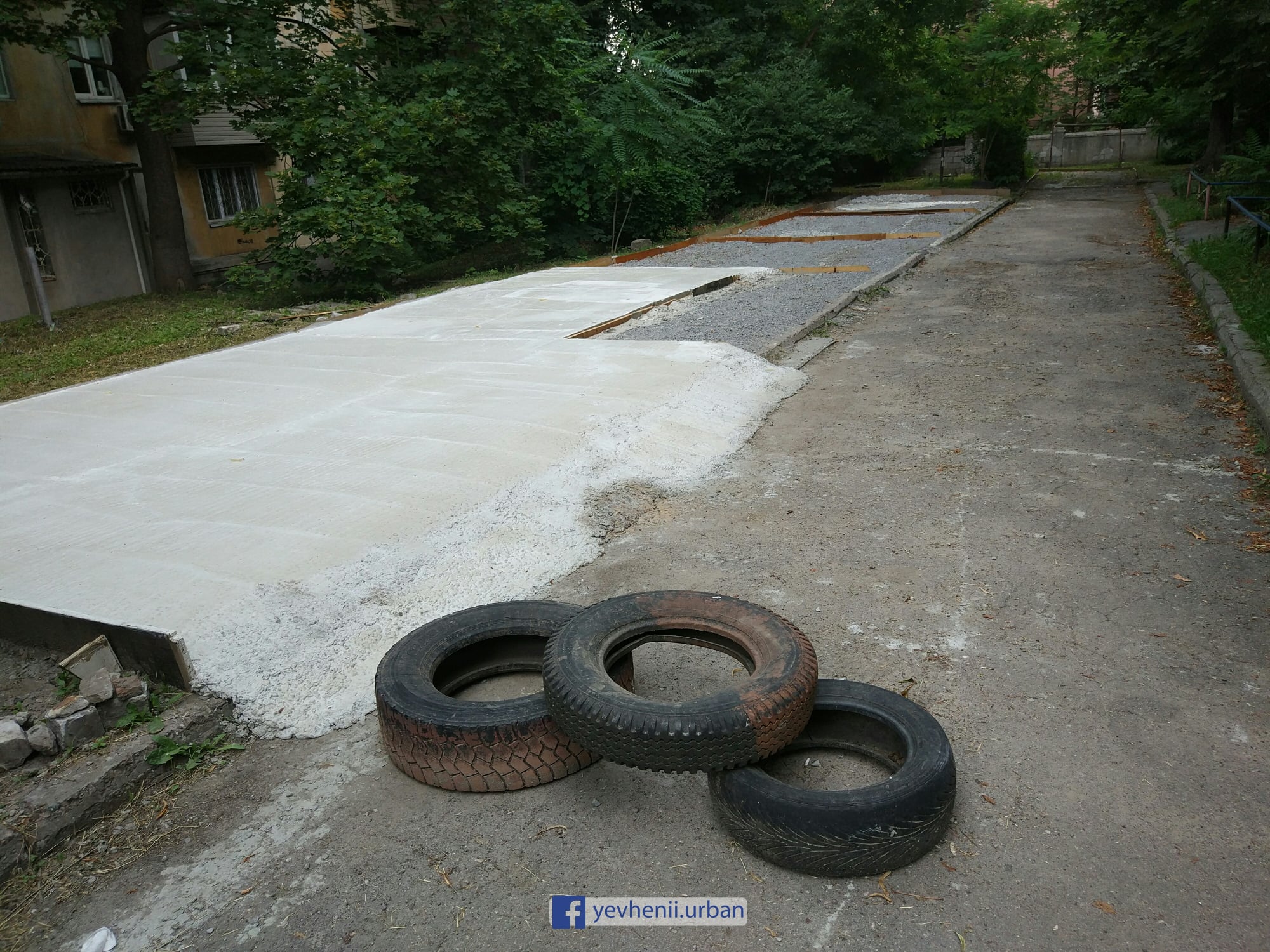 Во дворе появилась такая парковка - фото: fb Yevhenii Urban