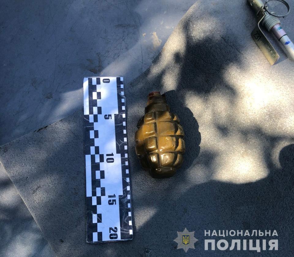 В машине одного мужчины нашли гранату / фото: ГУ НП в Днепропетровской области