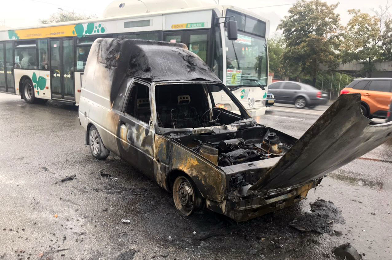 На Слобожанском проспекте загорелась машина / фото: ГСЧС