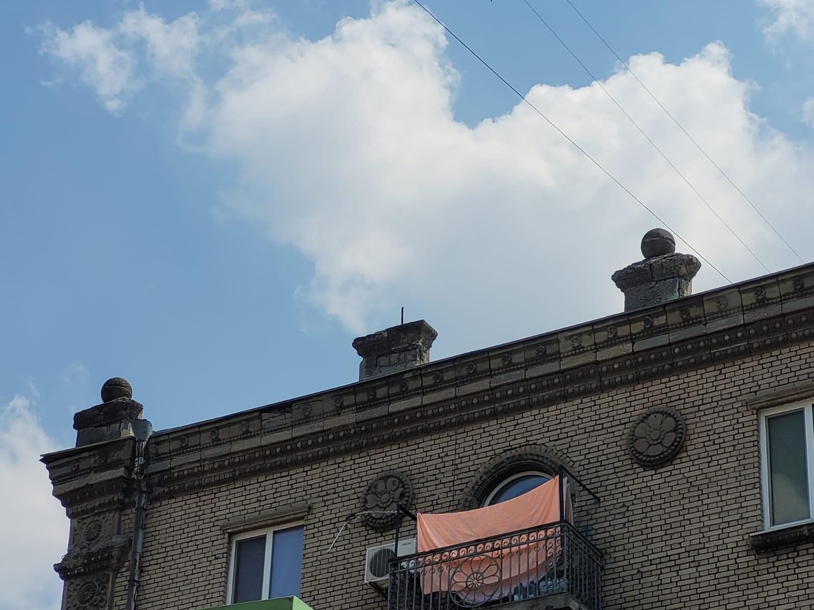 В Днепре от дома отвалилась лепнина - фото: fb Інспекція з питань благоустрою