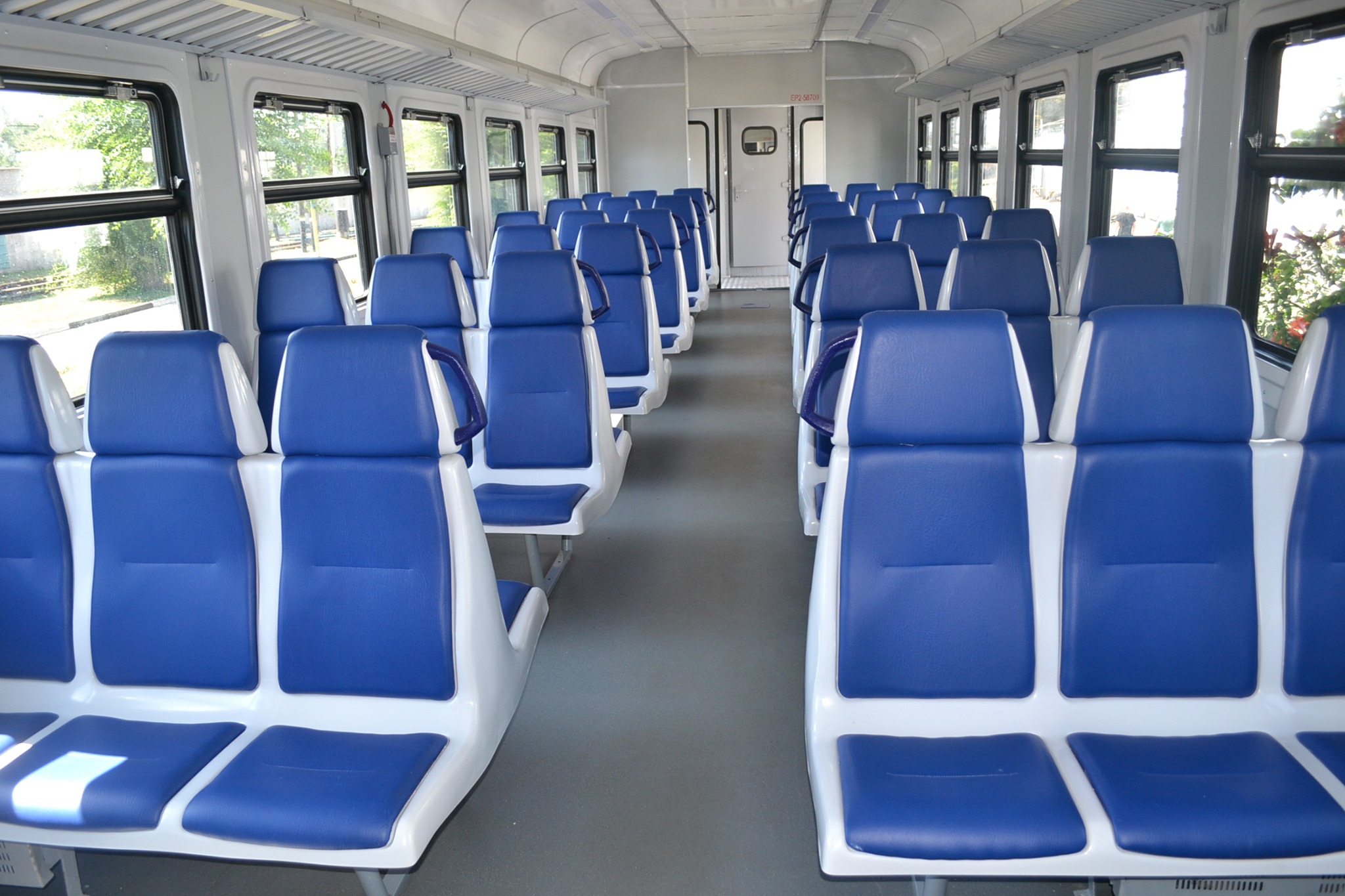 В салоне мягкие сидения - фото: fb Регіональна філія "Придніпровська залізниця" АТ "Укрзалізниця" 