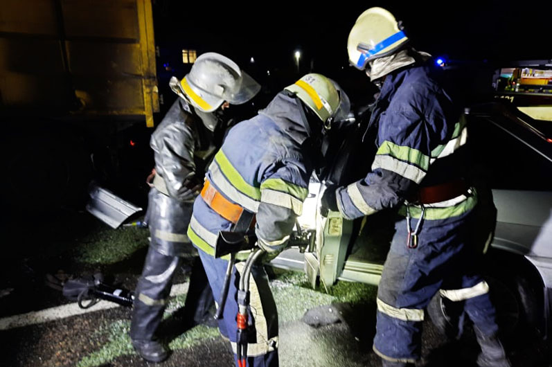 Пострадавших доставали спасатели / фото: ГСЧС