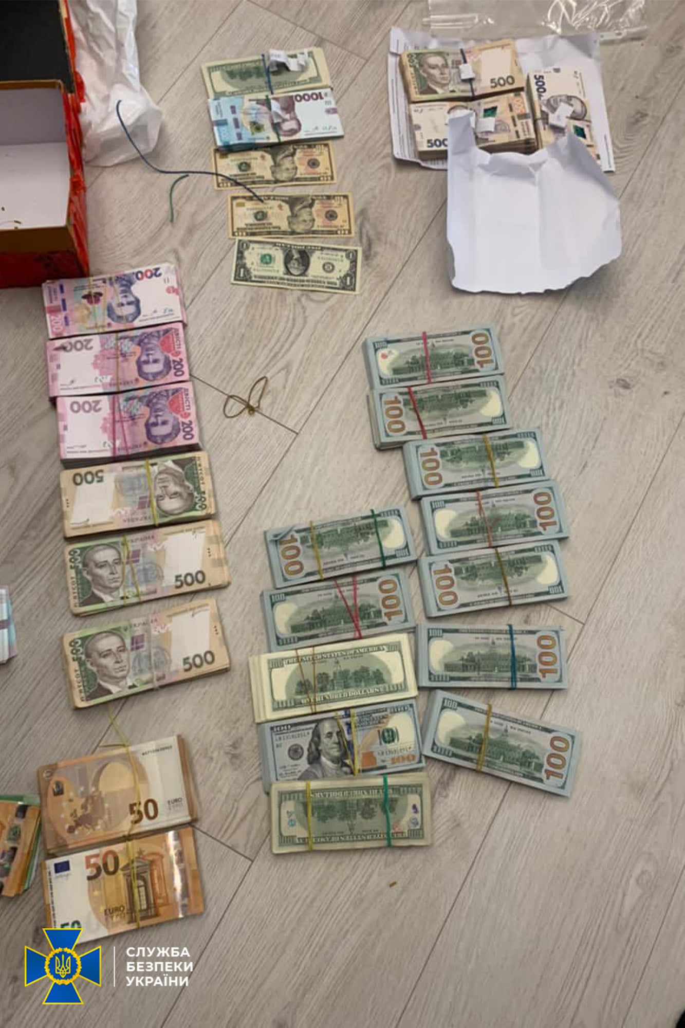 Присваивали деньги должников - фото: СБУ