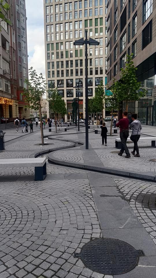 Улица выглядит комфортнее, но сидеть на лавках долго нельзя - фото: fb Egor Kolodenko