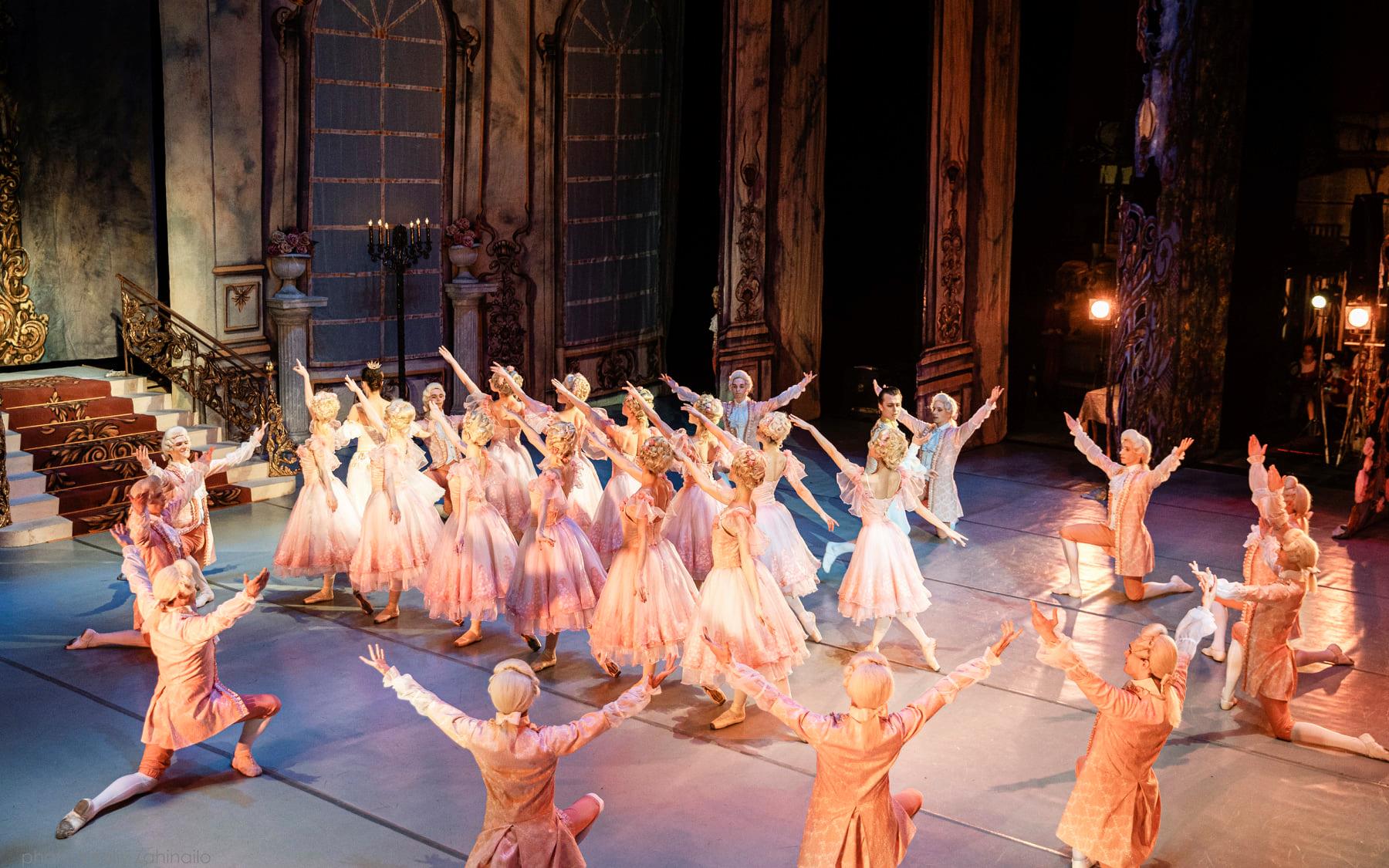 В июне состоится много интересных спектаклей - фото: adm.dp.gov.ua