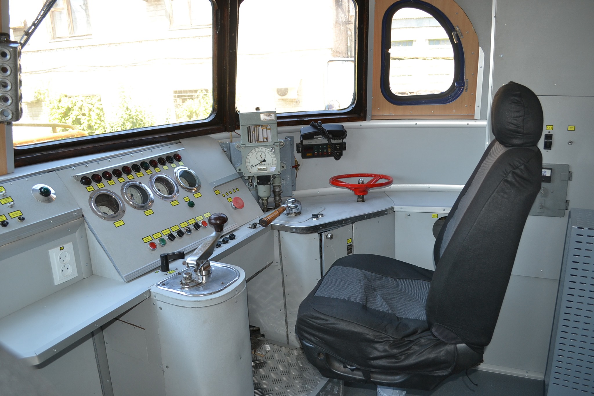 Кабина машиниста - фото: fb Регіональна філія "Придніпровська залізниця" АТ "Укрзалізниця" 