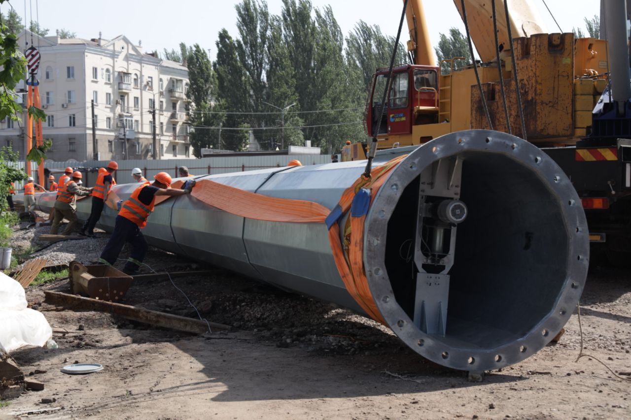 Огромная конструкция - фото: adm.dp.gov.ua