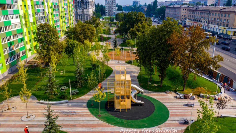 На левом берегу реконструировали сквер - фото: fb Mykhailo Lysenko 