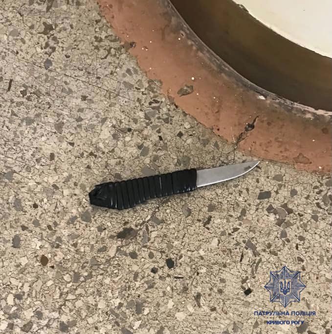 В Кривом Роге мужчина пришел в цирк с ножом - фото: патрульная полиция