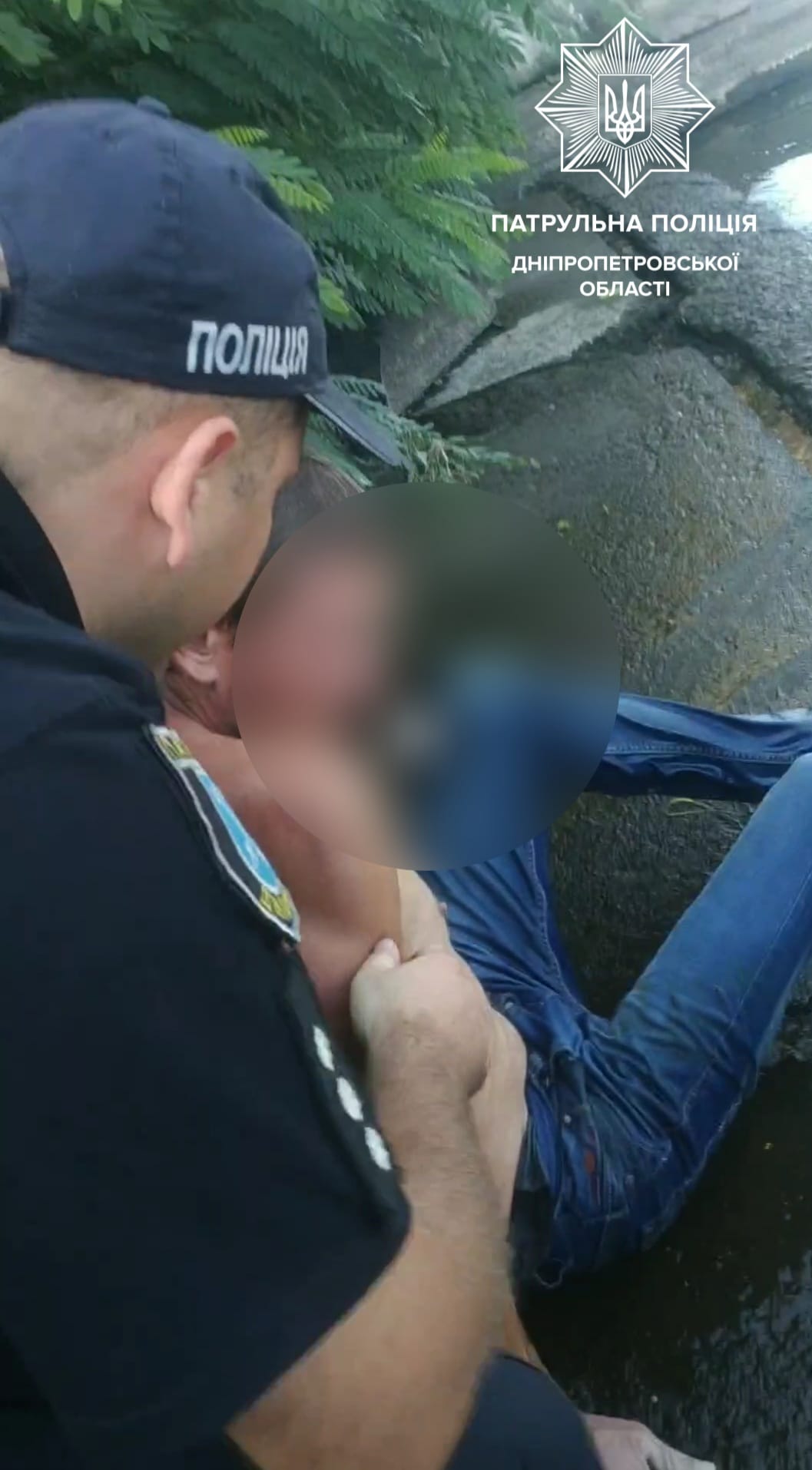 Мужчина прыгнул с моста - фото: патрульная полиция